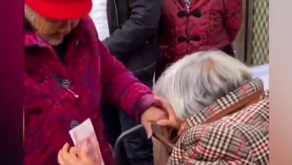 97岁老人与失散75年女儿团聚，合唱《世上只有妈妈好》