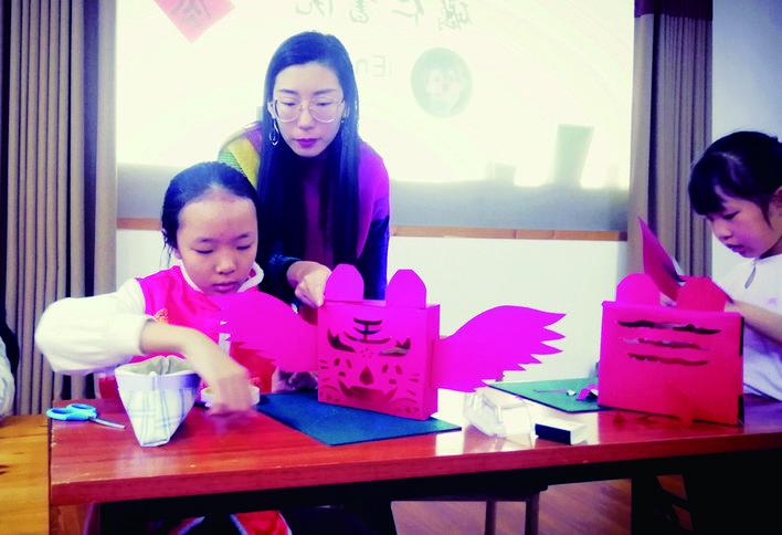 市级“非遗”姚氏纸雕第四代传承人姚艳露的公益课堂格外吸引小朋友。 毕馨月 摄
