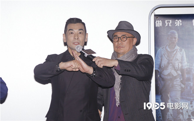 赵文卓现场演示抱拳礼