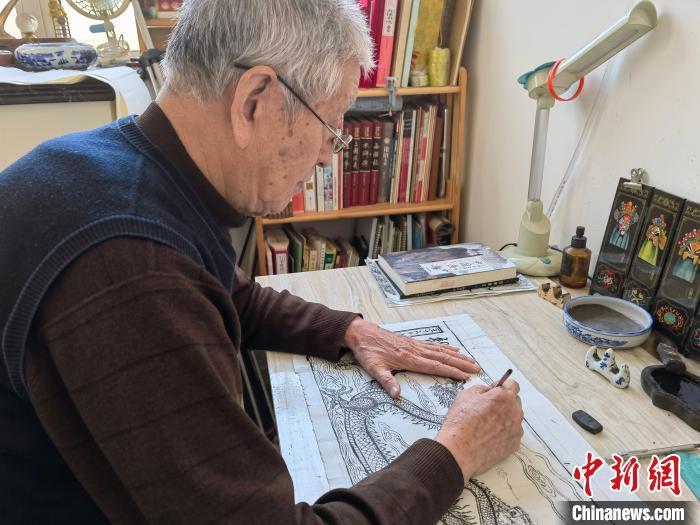 为冬奥加油河北廊坊78岁老人手绘15米长卷《龙的传人》