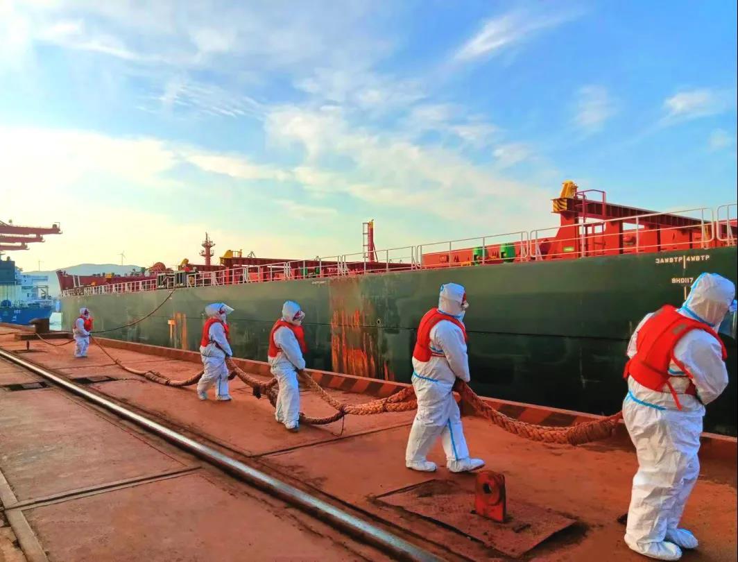 烟台港西港区工作人员固定货轮