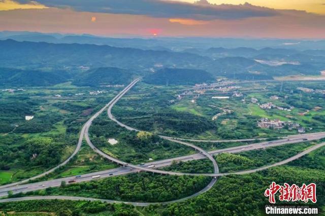 航拍昌九高速赛阳互通，纵横交错。(资料图) 祝兴勇 摄