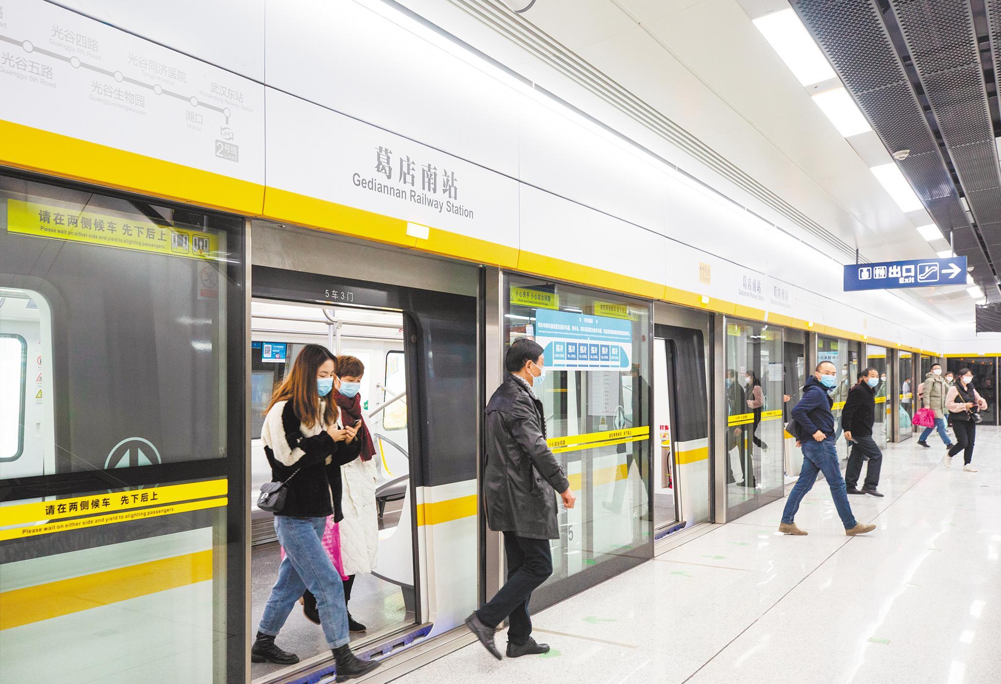我省首条跨市地铁线路——武汉地铁11号线（鄂州）葛店南站，日均客流量破万人次。
