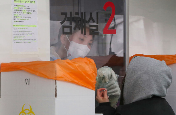 单日确诊超5000例 韩国要求奥密克戎感染者居家治疗