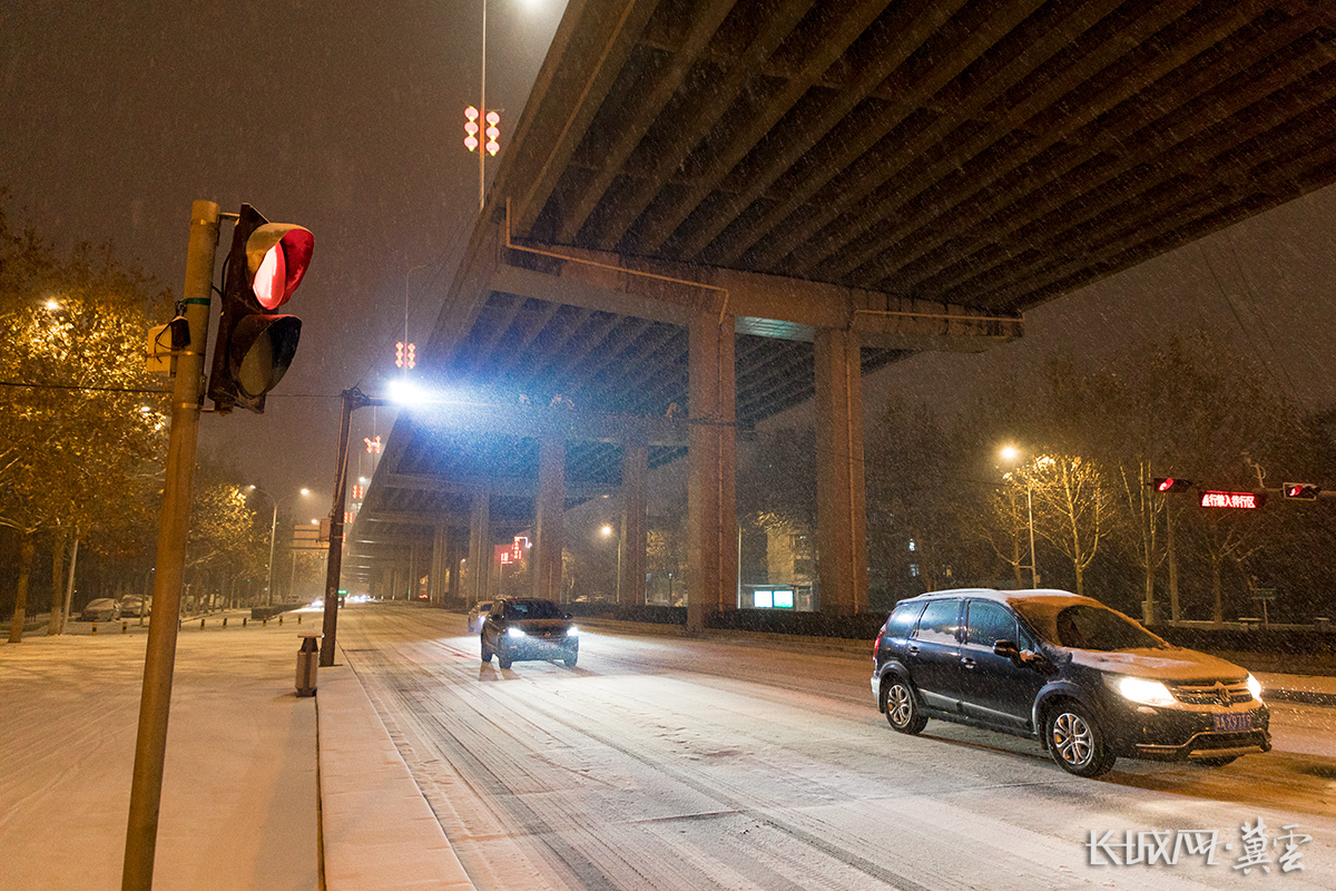 石家庄市西二环桥下，路面积满了雪。长城网·冀云客户端记者 李皓 摄
