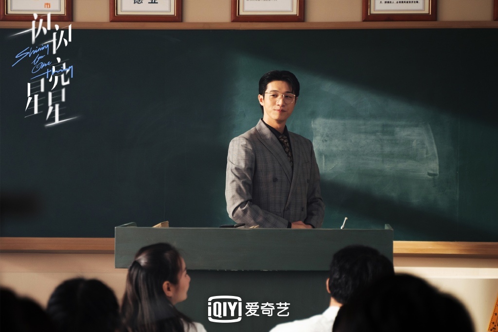 看剧照，孙天宇饰演的是一名老师。