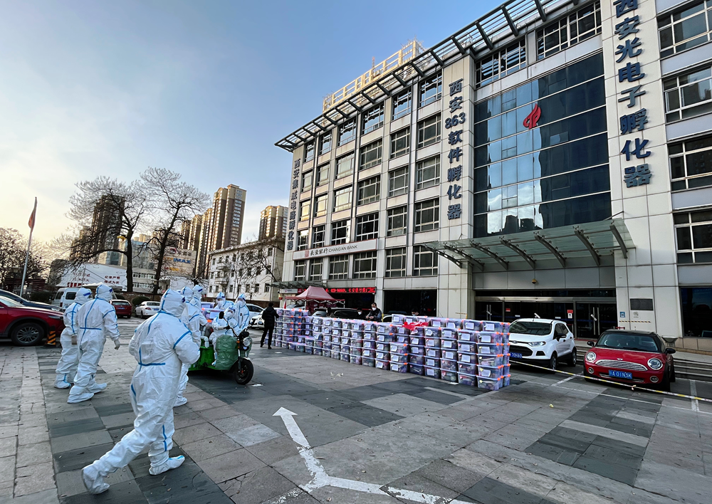 西安嘉博教育科技有限公司为光电园小区居民送蔬菜