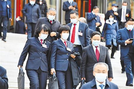 1��20�գ�ʡʮ�����˴����λ��������ݱ�Ļ�������߳��᳡��