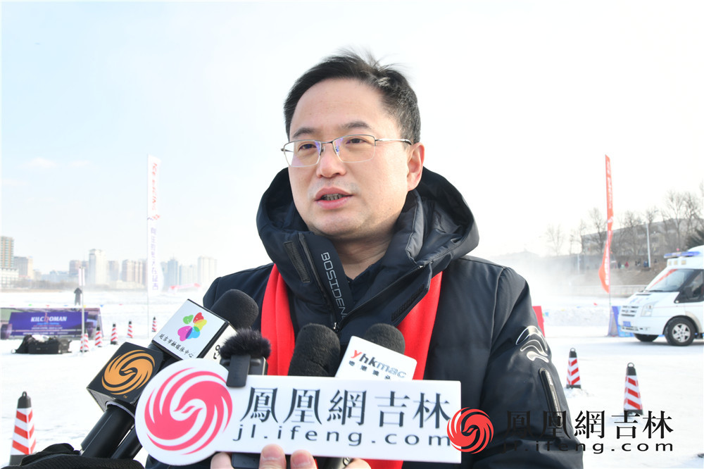 吉林省体育局副局长刘成亮接受媒体采访。