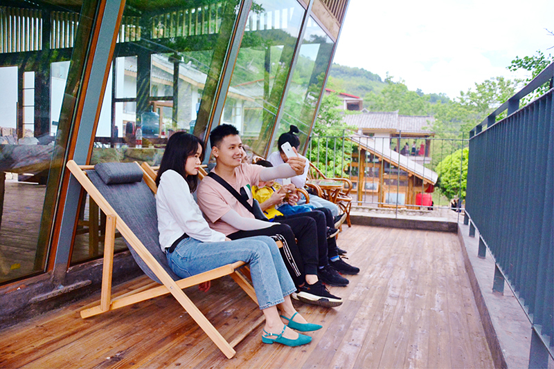 梁平区百里竹海旅游度假区的梦溪湉园精品民宿，游客正在打卡、休憩。张常伟 摄