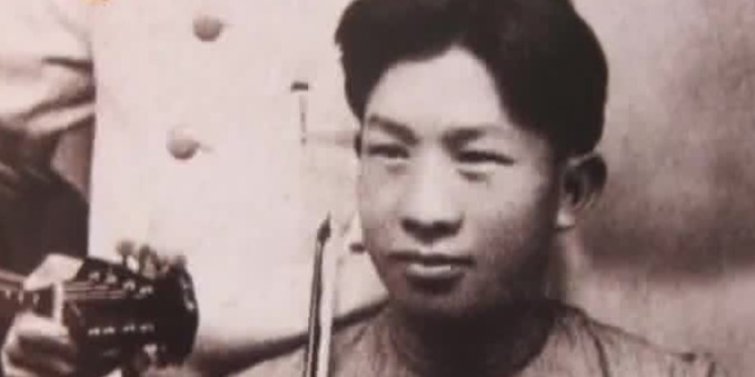 少年聂耳多次反串话剧中女角色，还出演过《罗密欧与朱丽叶》