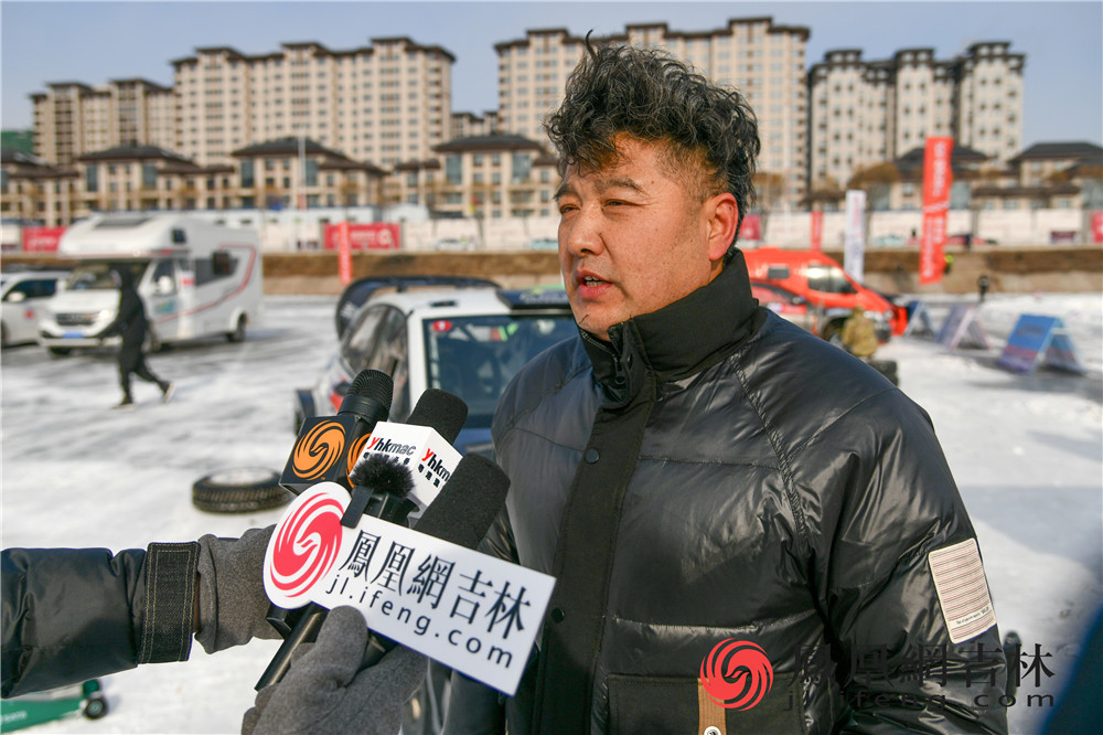 中国汽车拉力锦标赛冠军车手、本届冰雪汽车拉力赛参赛车手王翔接受媒体采访。