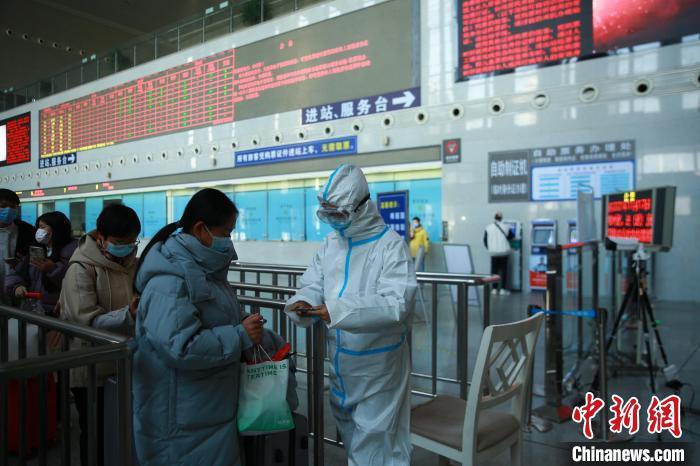 图为在南昌站，旅客有序检票进站。 张倩  摄