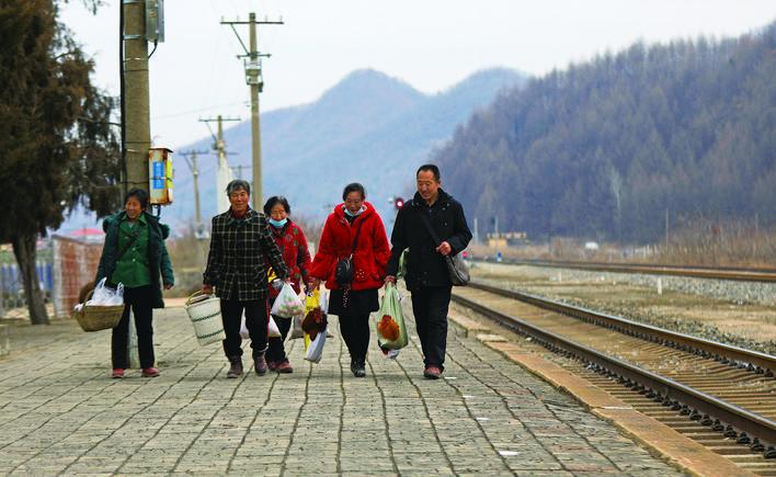 农民们带着各种山货准备上车。