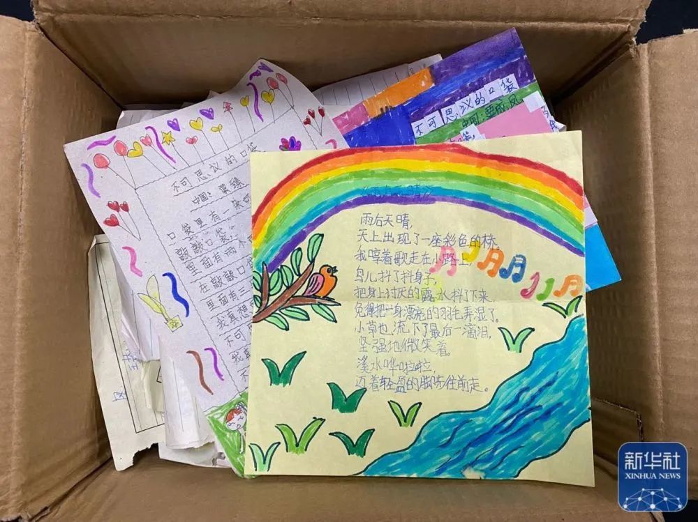 ▲图为李柏霖保存的孩子们的诗歌原稿。新华社记者 袁汝婷 摄