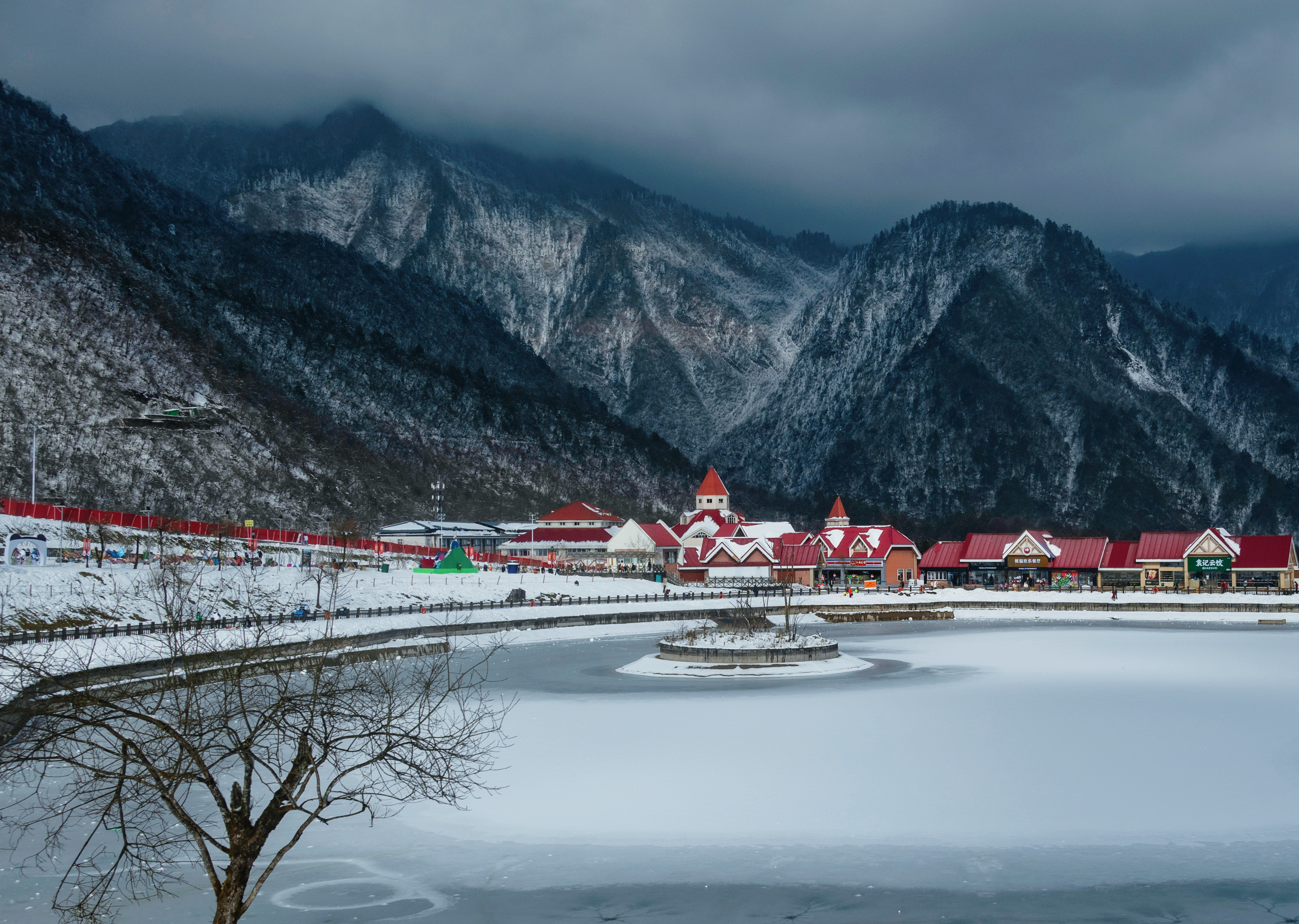 西岭雪山已经成为国家级滑雪度假区 图 红星新闻 陶轲