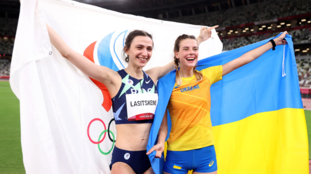 俄罗斯的玛丽亚·拉西茨肯和乌克兰的雅罗斯拉娃·马胡奇赫在 2020 年东京奥运会上合影留念。