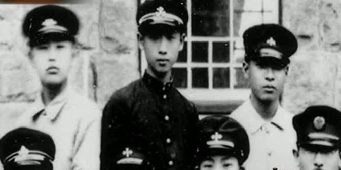 辜振甫年轻时成绩优异，会用外语写诗，还考上台湾大学