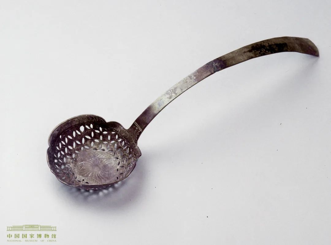 乾符三年光启宫银漏勺 唐（618-907年） 通柄长26.5厘米，勺径7.6厘米 1958年陕西省西安市北郊南余寨出土