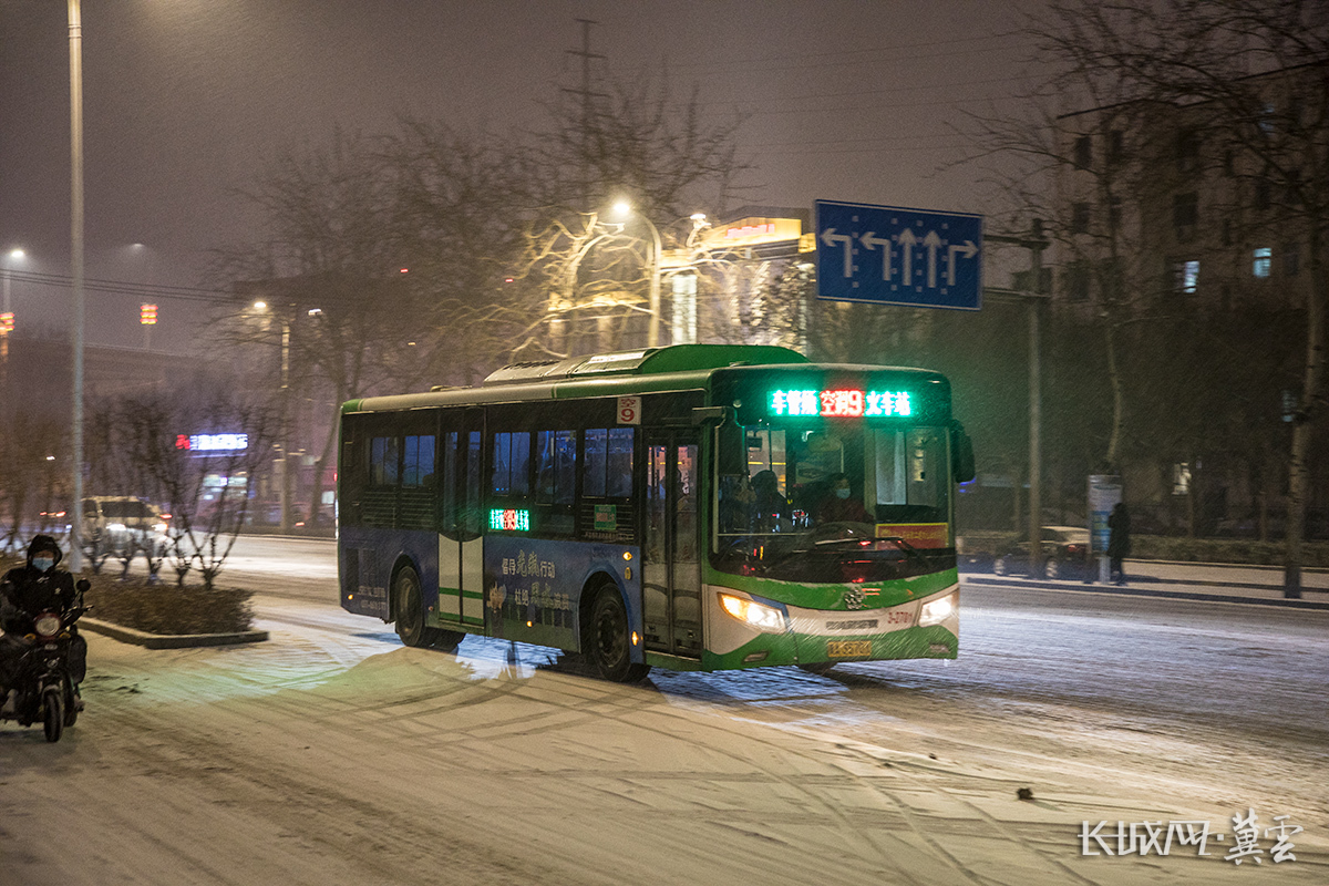 风雪中的公交车载着乘客前行。长城网·冀云客户端记者 李皓 摄
