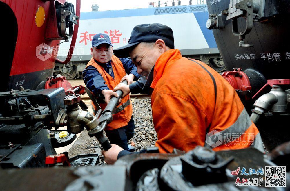 为了确保今年春运平安运行,中国铁路南昌局集团公司鹰潭机务段整备