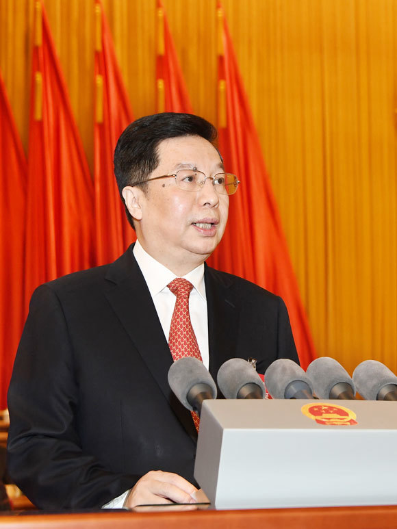 重庆市人民政府代市长胡衡华作政府工作报告。熊明 摄