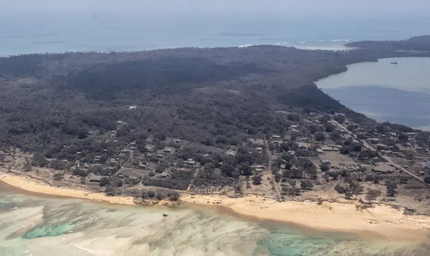 汤加火山喷发后首批航拍画面：整个岛屿被厚厚的火山灰覆盖