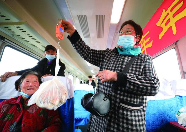 一位农民给旅客购买的猪肉称重。
