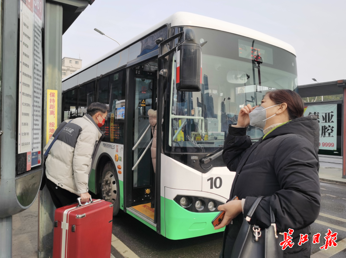 17日，春运第一天，公交汉口火车站站客流平稳。记者郭佳 摄