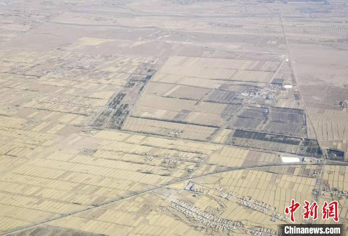 进入冬季，河西走廊土地上农作物已收割完成，春季后将重现绿意盎然。2022年1月拍摄河西走廊上空一角。 殷春永 摄