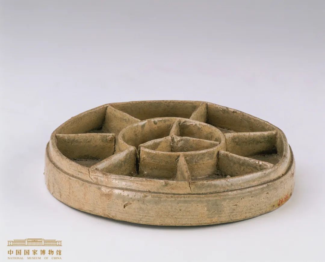 青釉格盘 晋（265-420年）