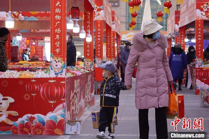 图为市民逛年货大街。　九美旦增 摄