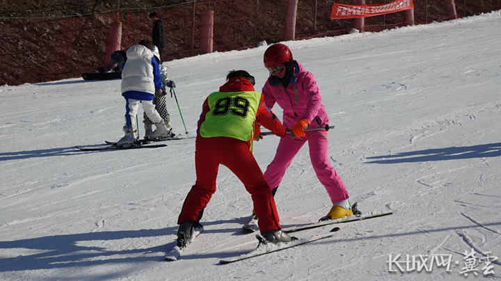 滑雪爱好者在教练的指导下练习滑雪动作。长城网·冀云客户端记者 吴新光 摄