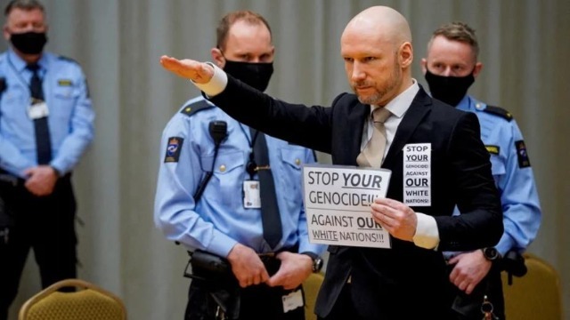 挪威杀人魔听证会行纳粹礼：滥杀77人 监禁10年仍坚称“白人至上”