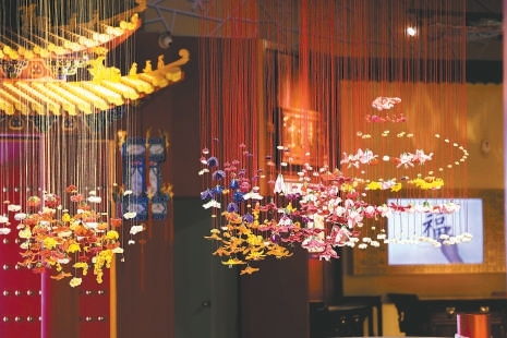 丰富多彩的传统文化元素装饰，让冬奥村洋溢着浓浓的年味。本报记者 潘之望摄