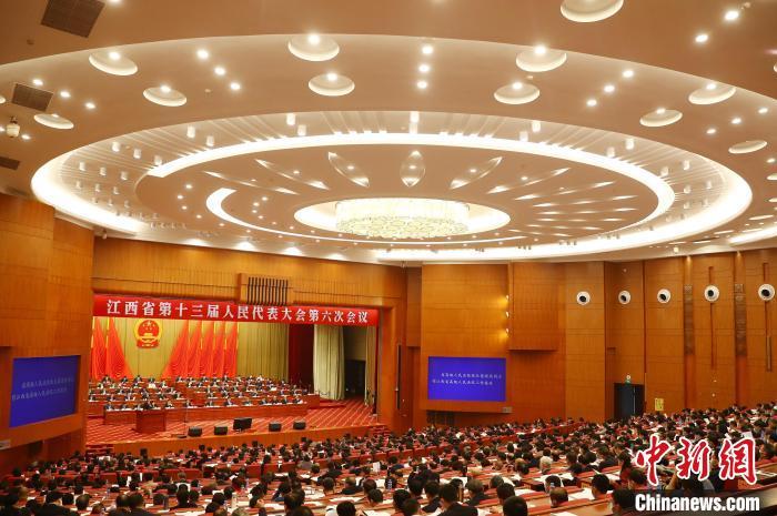 18日下午，江西省高级人民法院院长葛晓燕在江西省十三届人大六次会议上作江西省高级人民法院工作报告。　刘占昆 摄