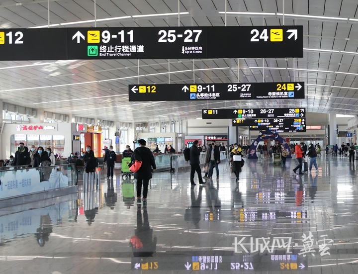 春运首日,石家庄机场大厅内,乘客踏上了回家的旅途.