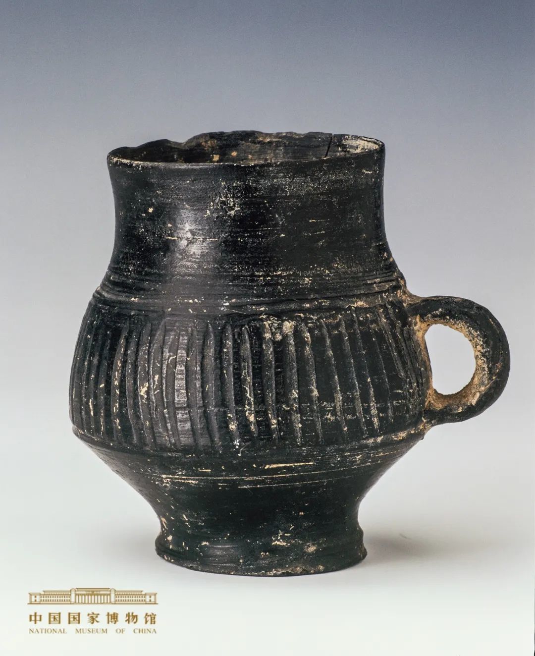 单耳黑陶杯 新石器时代龙山文化（约公元前2500－前2000年） 1975年山东胶县出土 高8.8厘米，口径5.7厘米，足径4.3厘米