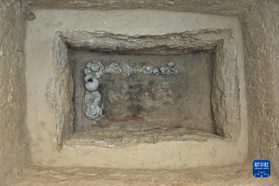 这是发掘现场拍摄的一处墓室（资料照片）。
