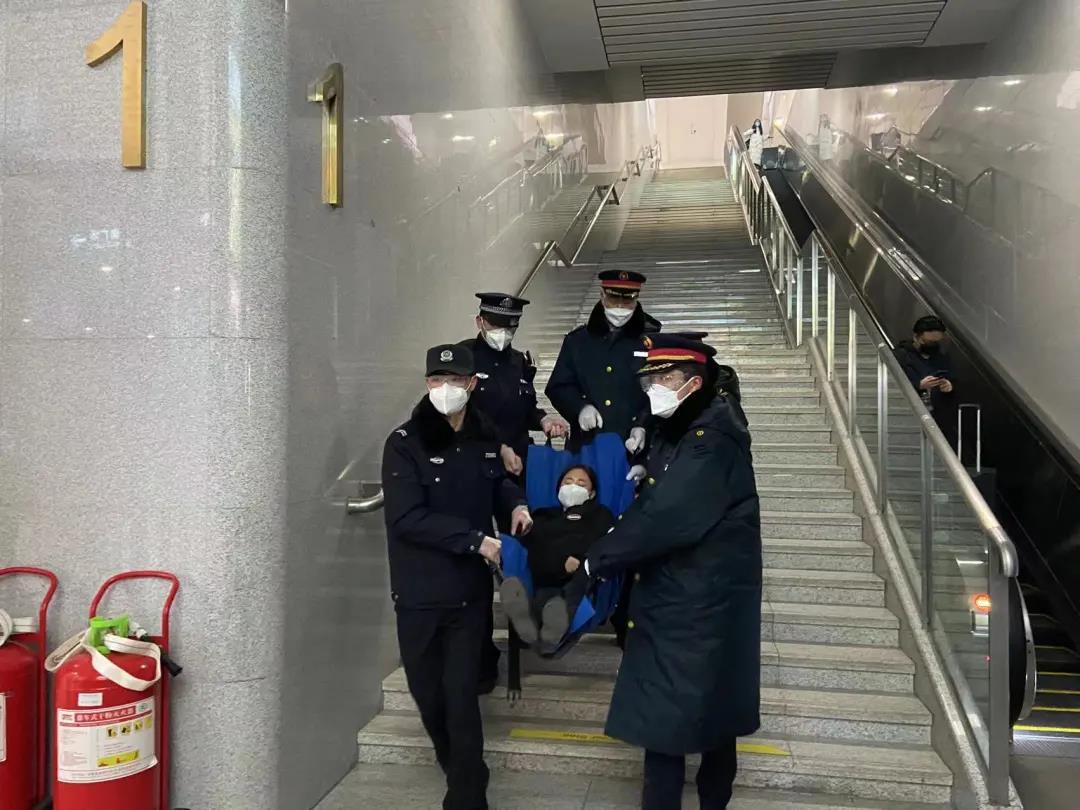 世博高新医院：送急救知识进高铁站，为铁路春运保驾护航