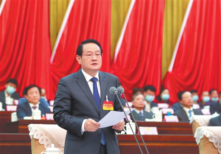 1月19日，易炼红在江西省政协十二届五次会议闭幕大会上讲话。 本报首席记者 海 波摄