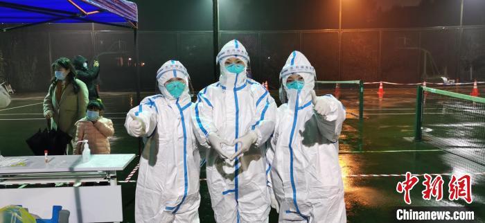 杭州市中医院医护人员在核酸检测现场。　杭州市中医院供图