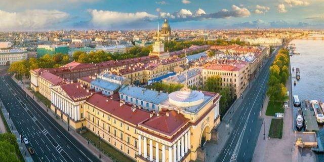 圣彼得堡以彼得大帝之名而命名，它的城市建设风格为何趋向于欧洲？