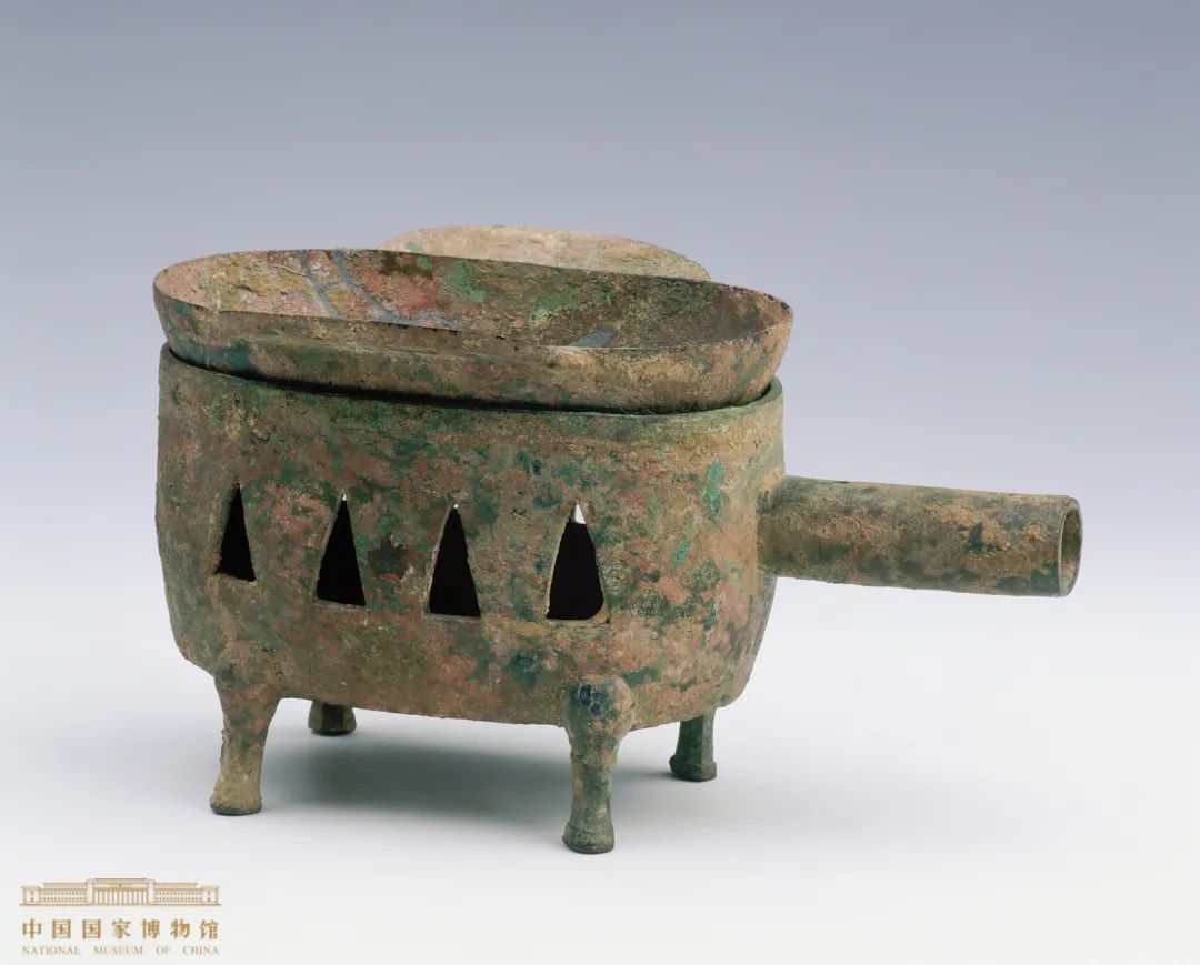 “清河食官”青铜染器 汉（公元前202-公元220年） 通高15.6厘米，直径16.7厘米