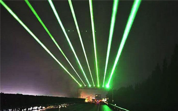 防疲劳、还是导航信号 ？高速路上的绿色激光灯有什么用 官方揭秘