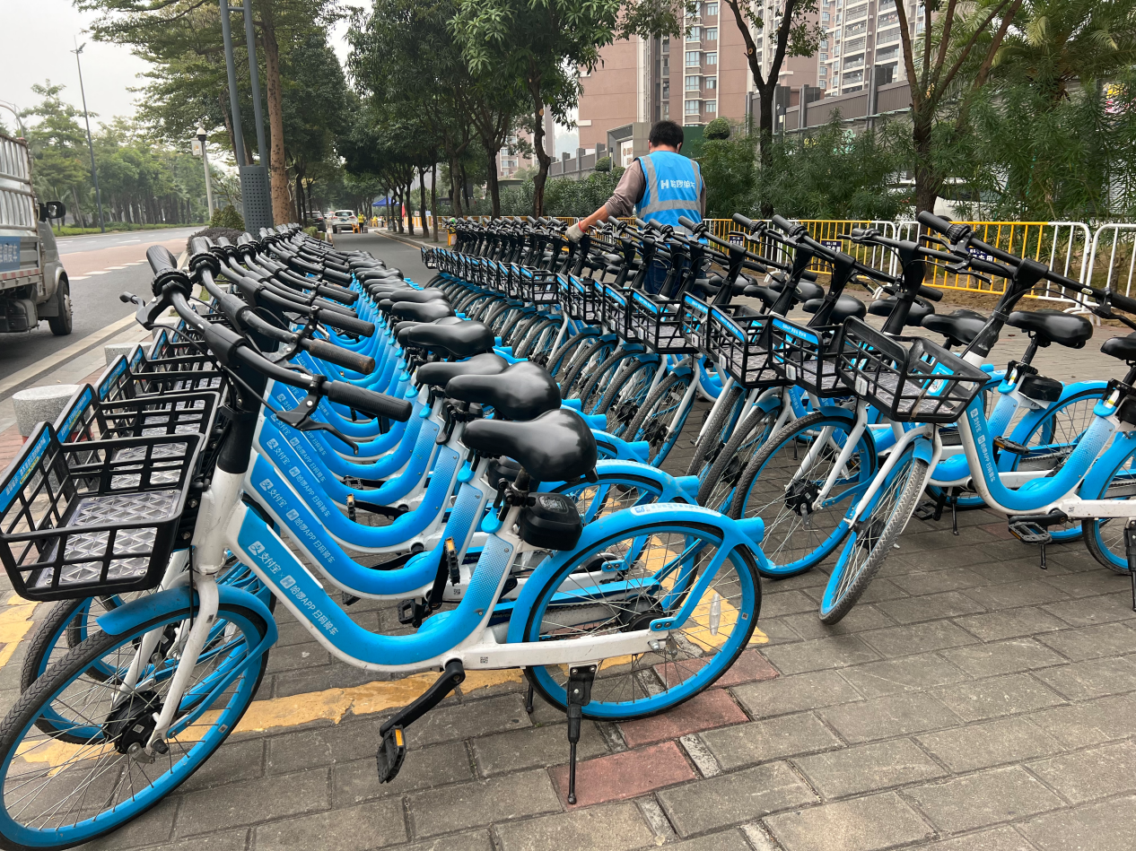 (调运至管控区外的共享单车全部免费提供给一线抗疫工作者使用)