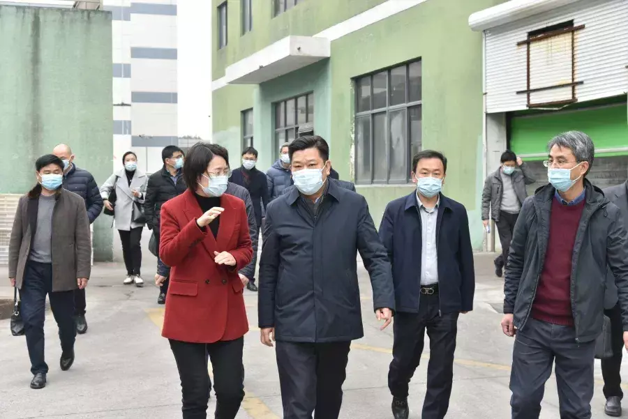 1月17日,副市长张文杰到海曙区开展"助企开门红"活动.