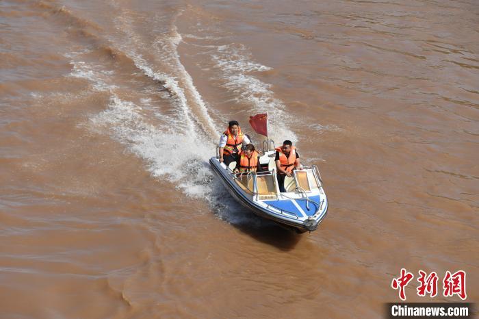 2020年9月15日，游客乘坐快艇在黄河兰州段游览。(资料图) 杨艳敏 摄