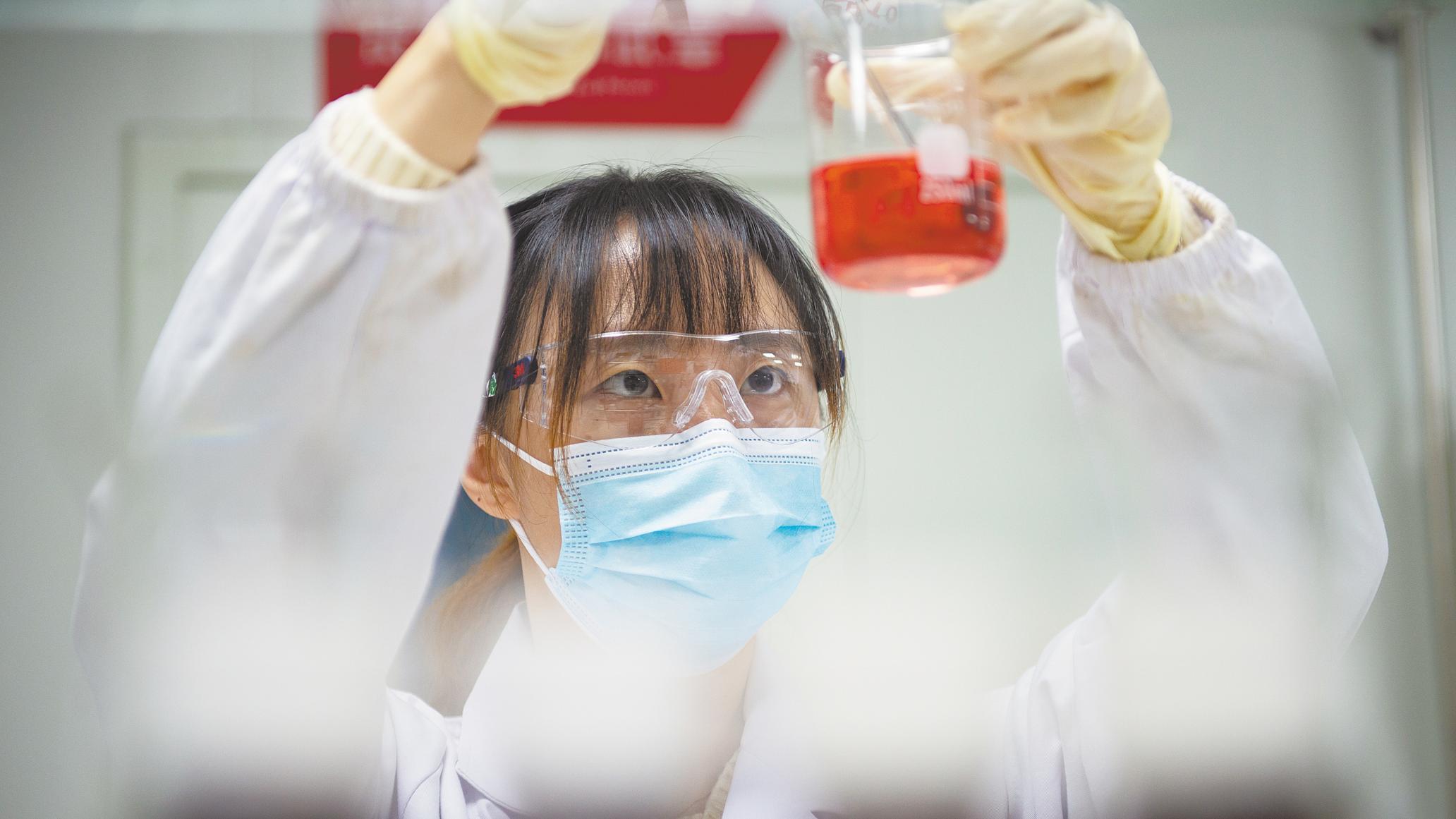 2021年10月26日,良品铺子研发人员在实验室调配食品配方.