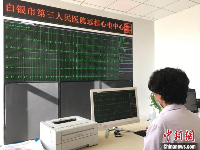 图为甘肃白银市第三人民医院医生在远程心电中心观察患者心肌供血情况。(资料图) 张婧 摄